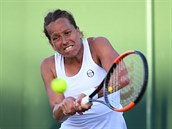 esk tenistka Barbora Strcov hraje bekhendem v prvnm kole Wimbledonu, v...