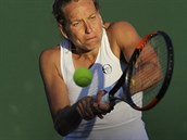 Česká tenistka Barbora Strýcová hraje bekhendem v prvním kole Wimbledonu, v...