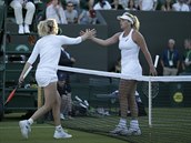 esk tenistka Kateina Siniakov (vlevo) pijm gratulace k vtzstv od...