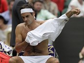 vcarsk tenista Roger Federer se pevlk do suchho trika bhem druhho kola...