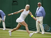 Česká tenistka Lucie Šafářová dobíhá míček ve druhém kole Wimbledonu, kam...