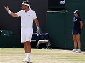 Italský tenista Fabio Fognini gestikuluje v duelu 3. kola Wimbledonu.