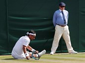 Italský tenista Fabio Fognini na zemi v duelu 3. kola Wimbledonu.