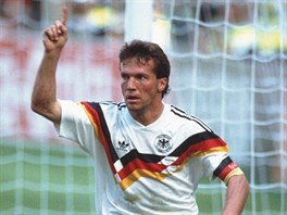 Lothar Matthäus slaví gól z penalty, kterým rozhodl tvrtfinále MS 1990 proti...