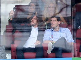 Staí kamarádi Carles Puyol a Iker Casillas se seli v Moskv a pi utkání...