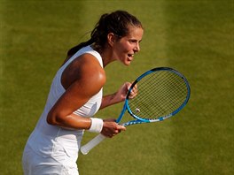 Německá tenistka Julia Görgesová slaví postup do osmifinále Wimbledonu.