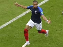 BRANKÁ� NA ZEMI, ST�ELEC SLAVÍ. Kylian Mbappé práv� dal sv�j druhý gól v...