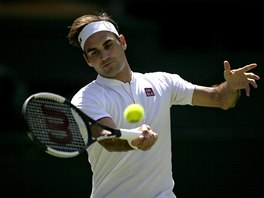 vcarsk tenista Roger Federer zahrv forhendem v prvnm kole Wimbledonu, v...