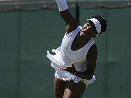 Americk tenistka Venus Williamsov servruje v prvnm kole Wimbledonu. Na...