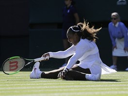 Americk tenistka Serena Williamsov upadla bhem prvnho kola Wimbledonu.