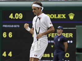 Švýcarský tenista Roger Federer se raduje se zisku dalšího fiftýnu. Ve druhém...