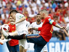 panlsk obrnce Sergio Ramos (vpravo) v osmifinle proti Rusku