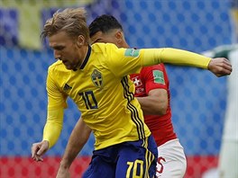 vdsk zlonk Emil Forsberg kontroluje balon v zpase se vcarskem.