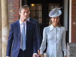 James Matthews a Pippa Middletonová na křtu synovce prince Louise (Londýn, 9....