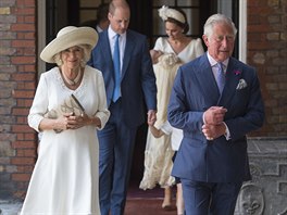 Princ Charles a jeho manželka Camilla na křtu vnuka prince Louise (Londýn, 9....