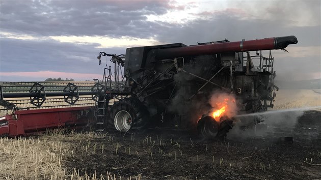 Hasii zasahovali u poru kombajnu na Kolnsku (30. 6. 2018).