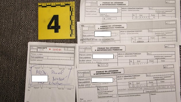 Pražská policie zadržela muže, který se vydával za pediatra a kšeftoval s léky (1. 7. 2018).