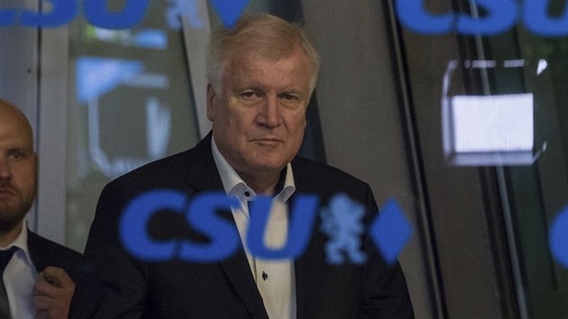 Nmeck ministr vnitra a pedseda CSU Horst Seehofer po jednn sv strany v Mnichov (2. ervence 2018)