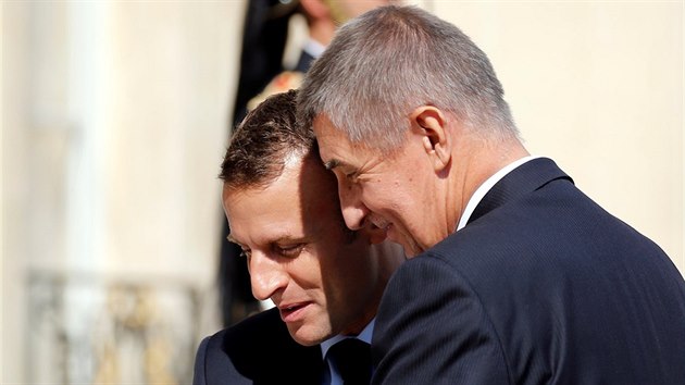 Francouzsk premir Emmanuel Macron a esk premir Andrej Babi pi setkn v Elysejskm palci (30. ervna 2018)