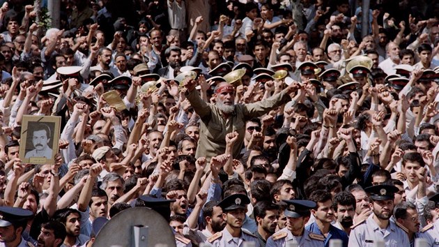 Teherán. Protiamerické demonstrace vyvolané sestřelením civilního letu společnosti Air Iran (7. července 1988)