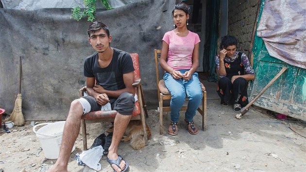 Obyvatelé romské osady nedaleko Lvova, kterou přepadli maskovaní útočníci (26. června 2018)