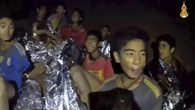 Záběr z nové nahrávky chlapců uvězněných v jeskyni na severu Thajska (4. července 2018)