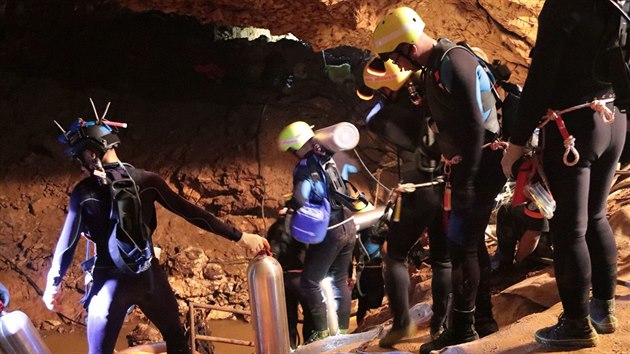 V thajsk jeskyni pokrauj zchrann akce. (8. ervence 2018)