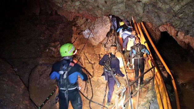 V thajsk jeskyni pokrauj zchrann akce. (8. ervence 2018)