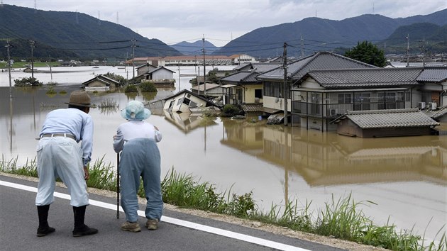 Siln det, zplavy a sesuvy pdy na zpad Japonska zabily destky lid. (8. ervence 2018)