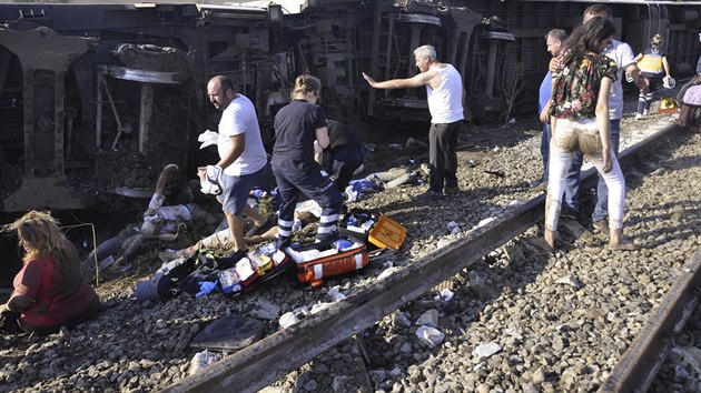 V Turecku se pod vlakem zřítil most, nehoda si vyžádal 10 mrtvých a 73 zraněných. (8. července 2018)