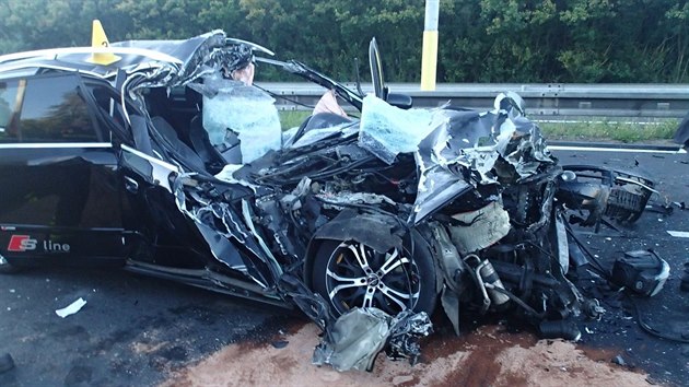 Při tragické dopravní nehodě na karlovarském průtahu zemřel mladý řidič.