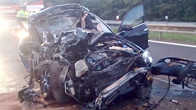 P�i tragick� dopravn� nehod� na karlovarsk�m pr�tahu zem�el mlad� �idi�.