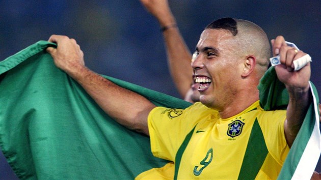 Takhle si brazilsk tonk Ronaldo vychutnval zlato z MS 2002. O tyi roky dve jej ve finle trpily zdravotn pote, ale te zil. Byl nejlepm stelcem turnaje, dva ze svch osmi gl dal ve finle, kter Brazlie vyhrla nad Nmeckem 2:0.