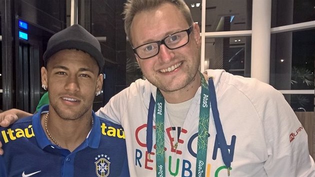 Redaktor esk televize Petr Kubsek s brazilskm fotbalistou Neymarem.