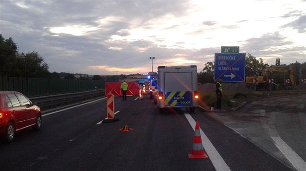 Na dálnici D46 osobní automobil srazil chodce, který zřejmě přecházel dálnici v místě, kde dříve býval most (8. července 2018).