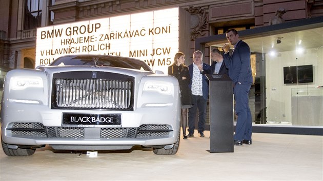 Jaroslav Třešňák, teplický developer a sponzor kampaně Miloše Zemana si v Karlových Varech prohlíží vystavený Rolls-Royce (29.6.2018)