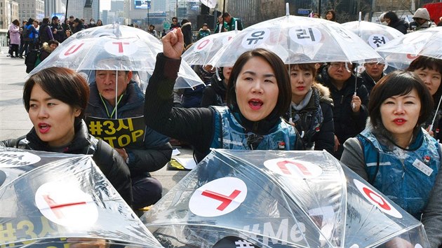 Ženy protestující v ulicích Soulu.