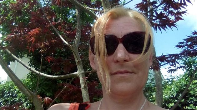 Čtyřiačtyřicetiletá Dawn Sturgessová, která zemřela, a její o rok starší partner Charlie Rowley přišli s toxickou látkou do styku na počátku července.