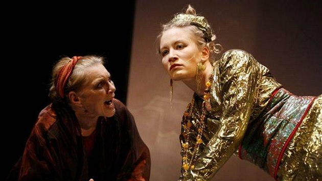 Emma Černá a Helena Dvořáková v představení Faidra v Divadle v Dlouhé (2007)