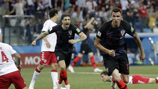 Chorvatský útočník Mario Mandžukič (vpravo) slaví svůj gól v utkání s Dánskem.