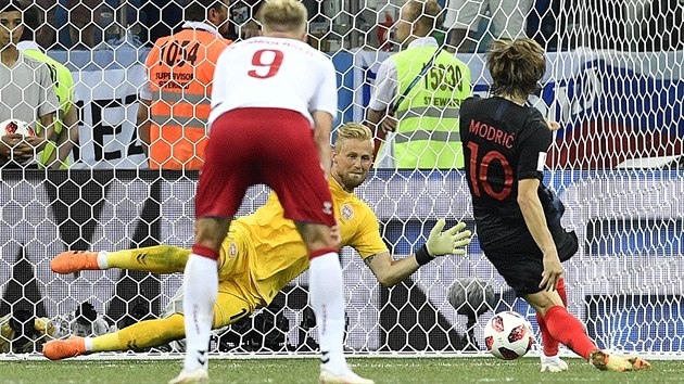Dnsk glman Kasper Schmeichel chyt v prodlouen penaltu Lukovi Modriovi z Chorvatska.