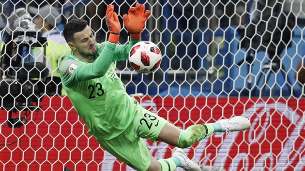 Chorvatský gólman Danijel Subašič chytá penaltu v rozstřelu osmifinálového duelu s Dánskem.