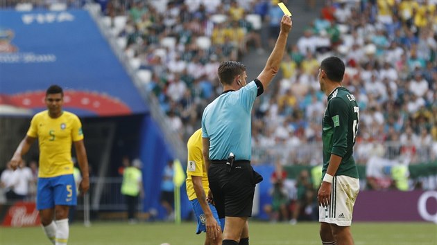 Mexický obránce Edson Álvarez dostává žlutou kartu v zápase s Brazílií.