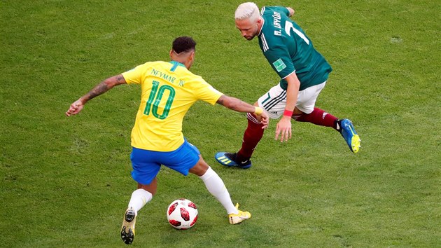 Brazilský míčový kouzelník Neymar se snaží obejit Miguela Layúna z Mexika.