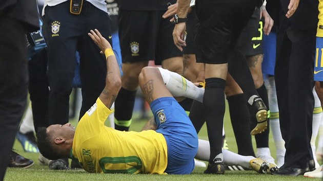Brazilec Neymar se teatrálně svíjí na trávníku po lehkém přišlápnutí od Miguela Layúna z Mexika.