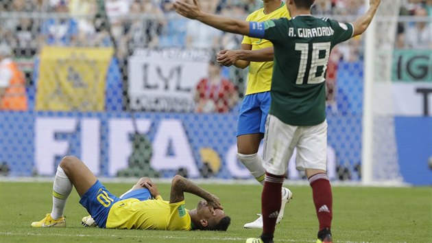 ZASE LEŽÍ. Brazilec Neymar se těžce zvedá z trávníku, což se vůbec nelíbí Andrési Guardadovi z Mexika.
