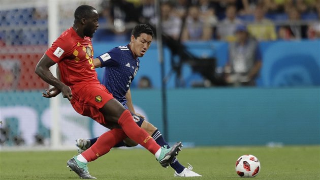 Belgick� �to�n�k Romelu Lukaku (vlevo) odehr�v� m�� p�ed Genem �od�im z Japonska.