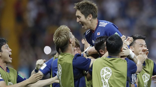 Japonsk fotbalista Genki Haragui slav spolen se spoluhri vstelenou branku do st Belgie.