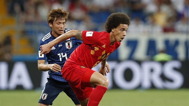 Belgick zlonk Axel Witsel (vpravo) si hld m ped Takaim Inuiem z Japonska.