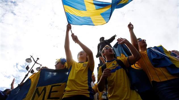 Švédští fanoušci se chystají na souboj se Švýcarskem.